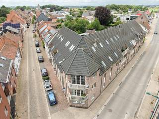 <p>Bij het binnenkomen treft u een aangename leefruimte die dankzij de grote raampartijen geniet van een mooie lichtinval. Het appartement beschikt over een functionele keuken en twee volwaardige, comfortabele slaapkamers. Grote troef aan deze woonst is het gunstige EPC-label B, wat betekent dat u hier woont met een lage energiefactuur en zonder renovatieverplichting.</p><p></p><p>Als kers op de taart is er de mogelijkheid om in dezelfde residentie een vlot toegankelijke, private garagebox aan te kopen voor € 30.000,00. Een ideale kans voor wie houdt van comfort, extra opbergruimte of een veilige parkeerplaats voor de auto.</p><p></p><p>Kortom, een perfecte opportuniteit voor zowel starters, koppels als investeerders die op zoek zijn naar een zorgeloze eigendom op een toplocatie. Mis deze kans niet en plan snel uw bezoek!</p>