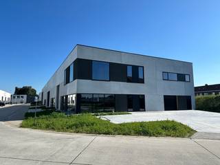 Nieuwbouw KMO-unit met een oppervlakte van 409 m² in combinatie met een conciërgewoning van 144 m² op een perceel van 780 m² te koop. De loods met woning maakt deel uit van de gloednieuwe ontwikkeling 't Saspark" bestaande uit 6 KMO-units van 288 m² tot 657 m². Vlot bereikbaar dankzij de ligging op amper +/- 3 km van de Gentseweg (N43) en op +/- 9 km van de E17 op- en afrit 5 Waregem.<br /><br />De casco magazijnen (brandklasse C) zijn allen opgebouwd uit een staalstructuur met geïsoleerde betonpanelen en hebben een <strong>vrije hoogte van 7 m</strong>. Verder zijn de loodsen uitgerust met een automatische<strong> sectionale poort (4 m B x 4,5 m H)</strong> met afzonderlijke loopdeur, lichtstraat en polybetonvloer. Dankzij de <strong>grote raampartijen</strong> aan de voorzijde is het mogelijk om een kantoor/showroom in te bouwen, al dan niet met verdieping. Aanwezigheid van een individuele regenwaterput (10.000 l) per unit alsook <strong>privatieve parkeerplaatsen</strong>.<br />Tal van activiteiten mogelijk: opslag, productie, .... <strong>Onmiddellijk beschikbaar! </strong><br /><br />Contacteer <strong>PANORAMA B2B</strong> voor bijkomende inlichtingen, plannen of een vrijblijvend plaatsbezoek <strong>056 222 256</strong>.