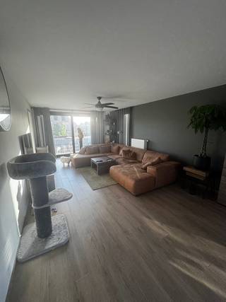 Indeling: een gezamelijke inkomhal bereikt men via de lift of trap het appartement op de 1e verdieping.<br />Inkom met ruime vestiarehoek. 2 ruime slpk ( 15 en 14m2)<br />eetplaats met open keuken. De keuken, met eiland, is voorzien van alle hedendaagse inbouwapparatuur zoals o.a. vitrokeramisch kookplaat, dampkap, combi-oven, koelkast en vaatwasser. Ruime berging , <br />De eetplaats geniet een aangename lichtinval met veel ramen en de zitruimte ook dankzij het schuifraam dat uitgeeft op het ruim zuid west terras (16m²).<br />Toilet met handenwasser, <br />Zeer ruime badkamer met o.a. een dubbel lavabomeubel, royale inloopdouche en handdoekradiator. Plaats voor wasmachine en droogkast<br />Het gehele appartement is met hoogwaardige materialen afgewerkt en voorzien van een praktische parket tegelvloer. Openlucht parkeerplaats voorzien achteraan het gebouw alsook fietsenberging en vuilnisberging<br />Vlakbij bakker, apotheek, winkel openbaar vervoer enz..<br />Huurprijs : 995 €/maand. De vaste gemeenschappelijke kosten bedragen €100/maand.<br />Beschikbaar vanaf 15 november 2026