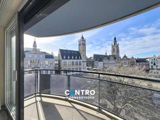 Gelegen op een toplocatie op de Grote Markt, biedt dit instapklaar doorloopappartement de perfecte combinatie van luxe en comfort.<br /><br /><u><strong>INDELING:</strong></u><br /><strong><em>Derde verdieping (127 m²):</em></strong><br />Ruime inkomhal met vestiaire - gastentoilet met lavabo - LICHTRIJKE leefruimte met zicht op de Grote Markt - volledig ingerichte open OBUMEX-keuken (inox werkblad, vitro-keramische kookplaat en frigo Miele,<span> ingebouwde dampkap, dubbele spoelbak, oven, microgolfoven, vaatwasmachine  AEG) - </span>RUIME BERGING (met wasmachine en droogkast) -  slaapkamer 1 met aanpalende badkamer (lavabo in meubel, douche en toilet) - slaapkamer 2 met dressing én aanpalende badkamer (lavabo in meubel, bad en toilet) - terras aan de voor- en achterkant.<br /><u><strong>Ondergronds (-1):</strong></u><br />Privatieve bergplaats "3".<br /><br /><u><strong>AFWERKING:</strong></u><br />Vloerverwarming (°2019) en convectoren - veiligheidsdeur - parket en marmeren vloeren - ingewerkte dampkap - schrijnwerk ALU - automatische rolluiken achterkant - zonnescreens en automatische plooigordijnen vooraan - VOL van de maatkasten (leefruimte, slaapkamers, berging etc.).<br /><br /><u><strong>LIGGING:</strong></u><br />Pal op de Grote Markt van Roeselare.<br /><br /><u>Opmerkingen:</u><br />- Huurprijs is excl. voorschot water € 25/m  en voorschot gemene kosten € 100/m.<br />- Kleine residentie met één appartement per verdieping<br />- Géén inkijk<br />- OBUMEX plaatste in dit appartement destijds àlle maatwerk<br />- Badkamers met marmeren tabletten en muurbetegeling!<br />- Alle gordijnen en meubels blijven<br /><br />Contacteer ons voor meer informatie over dit TOP-APPARTEMENT met <strong>Ref.</strong> <span><strong>A2238</strong></span> op het nummer <strong>050/70.01.02 </strong>of via <strong>info@centro.be</strong> ! 