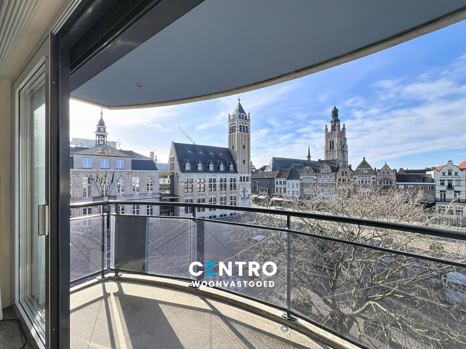 BEMEUBELD appartement op AAA-locatie: ruim (127m²), ZONNIG doorloopappartement op de Grote markt (o.a. 2 slpk, dressing, 2 badk, 2 terrassen). - photo 2