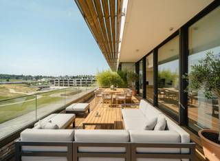 Gelegen aan de rand van de Golfbaan van Sterrebeek, met panoramisch uitzicht op de baan, lichte penthouse met 3 slaapkamers van ± 258 m² bruto...