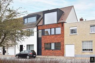 Prachtige instapklare gerenoveerde woning gelegen in Oud Knokke, aan de rand van het Zoute vlakbij de molen. Indeling: inkomhal met toilet...