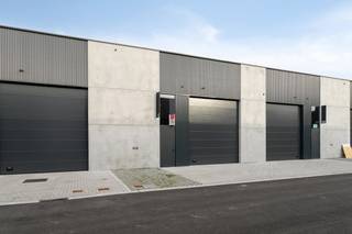 Deze kwalitatieve nieuwbouw loods te huur is gelegen in het Clarysse Businesspark in Pittem. Een uitstekende uitvalbasis voor ondernemers die op zoek zijn naar een functionele ruimte voor opslag of lichte productie binnen een representatieve omgeving voor bedrijfsvastgoed.<br /><br />Het pand bevindt zich op een strategische en vlot bereikbare locatie in Pittem. Dankzij de nabijheid van belangrijke verbindingswegen kent deze site een vlotte ontsluiting naar omliggende gemeenten en de E403.<br /><br />Specificities: <br /> <br />- Loods / KMO-unit: ca. 150 m²<br /><br />- Bouwjaar 2025 (nieuwbouw)<br /><br />- Automatische sectionale poort<br /><br />- Sanitaire blok uitgerust met toilet en lavabo<br /><br />- Voorzien van verlichting en extra stopcontacten<br /><br />- 3-fasige elektriciteit aanwezig<br /><br />- Inclusive 1 private staanplaats voor het pand<br /><br />Dit nieuwbouw pand combineert een moderne uitstraling met al het nodige comfort voor uw onderneming. Bent u op zoek naar een kwalitatieve loods te huur in Pittem?<br /><br />Bent u op zoek naar bedrijfsvastgoed bestaande uit een loods te huur in Pittem? Aarzel dan niet om ons te contacteren op het nummer 051 21 22 23.<br /><br />Bestuursmaatregelen in het maatregelenregister: nee