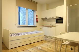 GENT - Zwijnaardsesteenweg 532: Op zoek naar een gerenoveerde en gemeubelde studio te huur in Gent? Dan is dit pand mogelijks iets voor u. De...