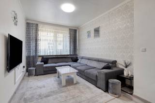 <p><b>Ruimte tekort in uw huidige woning? Deze ééngezinswoning beschikt over 4 à 5 slaapkamers en een stadstuin!</b></p>
<p><b>Indeling:</b> <br /><span>Op het </span><b>gelijkvloers</b><span> bevindt zich een ruime leefruimte met directe doorgang naar de <strong>eetkamer</strong>. Achter de eetkamer bevindt zich de gezellige <strong>veranda</strong>, die toegang geeft tot de <strong>stadstuin</strong> van ca. 40 m². De <strong>keuken</strong> sluit hier mooi bij aan. <br /></span><b>Eerste verdieping</b>: Achteraan de nachthal bevindt zich de <strong>badkamer</strong>, uitgerust met een douche, toilet en wastafelmeubel. Daarnaast vindt u hier <strong>2</strong> <strong>grote slaapkamers </strong>die opgeplitst kunnen worden tot 3 slaapkamers. Vervolgens nog 2 slaapkamers op de tweede verdieping. <br /><br /><b>Bijzonderheden: <br /></b>Mogelijkheid om eenvoudig van 4 naar 5 slaapkamers te gaan. <br />EPC-label <strong>C</strong>.<br /><b>Extra bergruimte:</b> Praktische kelder aanwezig. <br /><br /><b>Ligging:</b> <br />Gunstig en centraal gelegen met een <b>ideale verbinding</b> naar de belangrijkste invalswegen (A12, E17 en de Antwerpse Ring) en het openbaar vervoer. Ideaal voor wie houdt van het vlotte stadsleven en graag alles op wandelafstand heeft, met de nabijheid van het groene <b>Kielpark</b> voor de nodige rust en recreatie. In de directe omgeving bevindt zich de levendige Abdijstraat, met <b>tal van winkels, scholen, supermarkten en lokale eetgelegenheden</b>.</p>