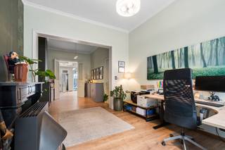<p>Wie houdt van karakter, ruimte en de vrijheid om een woning helemaal naar eigen smaak vorm te geven, vindt hier een mooie basis.</p><p> </p><p>Op het gelijkvloers zorgen de hoge plafonds, authentieke deuren en royale ruimtes meteen voor sfeer. De ruime voorkamer is momenteel ingericht als kantoor, maar leent zich perfect als leefruimte. Verder naar achteren volgen verschillende ruimtes die flexibel kunnen worden ingevuld. De grote, lichtrijke ruimte met bijzondere lichtkoepel vormt daarbij een echte blikvanger en biedt tal van mogelijkheden als eetkamer, speelruimte, atelier of extra leefruimte. Ook de keuken kan volledig naar eigen smaak worden vernieuwd.</p><p> </p><p>Op de verdiepingen bevinden zich <strong>vier slaapkamers</strong> en daarboven wacht nog een <strong>inrichtbare zolder</strong>, ideaal voor wie extra woon-, werk- of hobbyruimte wenst.</p><p> </p><p>Buiten beschikt de woning over een koer en tuin, een fijne plek om van het buitenleven te genieten.</p><p> </p><p>De woning vraagt renovatie en verdere afwerking, maar biedt daardoor alle vrijheid om er een thuis van te maken die helemaal bij jou past. <strong>Met EPC-label D geldt bovendien geen renovatieverplichting</strong>, waardoor je de werken op eigen tempo kunt aanpakken.</p><p> </p><p><strong>Benieuwd naar de mogelijkheden? Contacteer Chiara voor een bezoek.</strong></p>