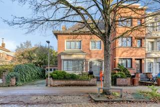 Karaktervolle half open bebouwing op een perceel van 424m2 in Deurne-Zuid vlakbij het Rivierenhof, openbaar vervoer, winkels en scholen en ze...