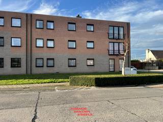 Dicht bij het commerciële centrum van Oostkamp vinden we dit ruime gelijkvloers appartement. Het openbaar vervoer is niet veraf en maakt een...