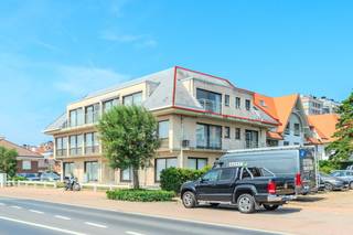 Gerenoveerd 2 slaapkamer hoekappartement met open uitzicht en zonnige terrassen te koop te Middelkerke, Koninginnelaan 88.<br />Dit fantastische appartement situeert zich op de tweede verdieping van de Residentie "Golf". Dankzij de topligging bevindt u zich vlakbij de Zeedijk, openbaar vervoer, winkels en horeca. <br />Mogelijkheid tot aankopen van een garagebox in de buurt.<br /><br />Indeling:<br />- fantastisch lichtrijke woonkamer<br />- aansluitend zonneterras<br />- open geïnstalleerde keuken<br />- binnenkamer<br />- slaapkamer met aansluitend terras (4m²) <br />- opbergruimte <br />- badkamer met inloopdouche, toilet en lavabo meubel met spiegelkast<br /><br />Troeven:<br />- fantastisch lichtrijk appartement<br />- aangenaam open zicht<br />- gemeenschappelijke fietsenberging in het gebouw<br />- veel parkeergelegenheid in de buurt<br />- mogelijkheid tot aankopen van een garagebox in de buurt<br /><br />Dit betreft oorspronkelijk een 1 slaapkamer appartement, met een extra bijgemaakte tweede slaapkamer. <br /><br />Bent u op zoek naar een gerenoveerd hoekappartement met 2 slaapkamers te koop centraal gelegen te Middelkerke? Aarzel niet en leg vandaag nog uw bezoek vast!<br /><br />Bestuursmaatregelen in het maatregelenregister: in aanvraag