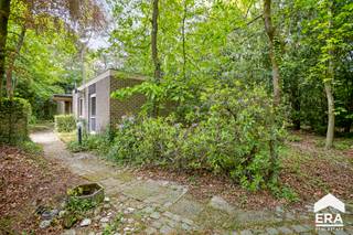 Lommel: Praktische bungalow met 3 slaapkamers * Gezellige living met inbouwkachel * Eenvoudige keuken * Vrijstaande garage * Hobbyruimte/ tuinkamer *...
