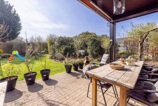 Open laagbouwwoning met 2/3 slpk, tuin en garage, centraal gelegen in de gegeerde buurt 'De Molekens' op een perceel van 965m². <br /><br />Indeling GLV: inkomhal met vestiairekast en apart toilet; bureau / parktijkruimte / slaapkamer; berging met aansluiting voor WM/DK en recente boiler; gezellige en lichtrijke woonkamer met houthaard en zicht op de tuin; nachthal; 2 slaapkamers met ingemaakte kasten; badkamer bevat toilet, lavabo en douche; via de woonkamer naar de keuken met toegang tot het overdekt terras; trap naar de droge kelder (waterdicht gemaakt + kruipkelder onder ganse woning). <br /><br />Oprit langs de woning met poort; gezellig overdekt terras omgeven door groen; volledig aangelegde tuin, ideaal om in te vertoeven; garage met automatische poort.<br /><br />Algemeen: <br />- Renovatieverplichting<br />- Woning is momenteel verhuurd <br />- Gunstige ligging in wijk De Molekens<br /><br />Bekijk zeker de 360° rondgang via onze website (+ mogelijkheid tot opmeten en ontmeubelen).<br />Alle attesten zijn beschikbaar onderaan op onze website. <br />Voor meer info of een bezoek: 0472 22 22 44 of thanee@solittvastgoed.be.