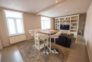 Dit knus appartement op de eerste verdieping is gelegen te Zulte. Het appartement heeft volgende indeling: living, aparte keuken, ruime...