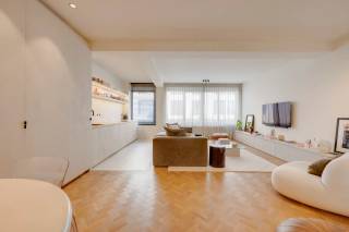 In de gegeerde Markgravewijk vinden we dit smaakvolle appartement op de 2de verdieping van een kleinschalig gebouw dat in 2021 volledig werd gerenoveerd door Vesper Projects. Hier woont u in een rustige en aangename woonomgeving, op een steenworp van het bruisende stadsleven. Het groene Hof van Leysen bevindt zich op wandelafstand, terwijl tal van gezellige restaurants, winkels en andere voorzieningen vlakbij gelegen zijn. Dankzij de nabijheid van belangrijke invalswegen en het openbaar vervoer geniet u bovendien van een uitstekende verbinding met het stadscentrum en de omgeving.<br /><br />Bij het betreden van deze parel valt meteen de hoogwaardige afwerking op. Zo vinden we doorheen het appartement onder meer een prachtige visgraatparket, stijlvolle mortexaccenten en praktische ingemaakte kasten. De inkomhal is voorzien van een vestiaire en gastentoilet en leidt naar de ruime leefruimte, die het hart van de woning vormt. Deze sluit naadloos aan op de open keuken, uitgerust met kwalitatieve inbouwtoestellen en een gezellige eetruimte. Verder beschikt het appartement over twee slaapkamers, waarvan één toegang biedt tot een aangenaam terras. De badkamer is volledig uitgerust met een ligbad, inloopdouche, wastafel en toilet.<br /><br />Bijkomende troeven zijn de aanwezige airconditioning en de praktische kelderberging, die inbegrepen is in de prijs. Kortom, een stijlvolle en instapklare woonst met twee slaapkamers en terras, gelegen op een toplocatie in de gegeerde Markgravewijk.<br /><br />Interesse?<br />Contacteer LISTED voor een bezoek: +32 3 283 51 51.