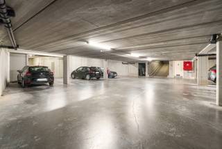 <p>Op zoek naar een veilige parkeeroplossing met extra opslagruimte? Wij bieden een ondergrondse autostaanplaats aan met een uitzonderlijk ruime berging van maar liefst 54m² in het centrum van Lede.<br /><br />De staanplaats bevindt zich in een volledig afgesloten ondergrondse garage in de residentie 'De Vijvers' De berging is rechtstreeks toegankelijk via een elektrische rolpoort en bevindt zich meteen achter de parkeerplaats, wat uiterst praktisch is voor laden en lossen.<br /><br />Contacteer ons voor meer info of een bezichtiging.</p>