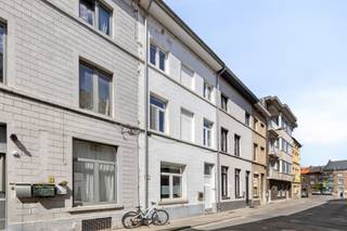 <em>Cette charmante maison mitoyenne est située dans le centre ville de Tirlemont, à proximité immédiate des commerces, de la gare, de l'autoroute et des écoles.</em><br /><em>D'une surface habitable de 118m², elle offre à son futur propriétaire pas moins de 3 chambres et 2 salles de bains.</em><br /><br /><strong>Description du bâtiment :</strong><br />cave (10m²)<br />rez-de-chaussée (36m²) : hall d'entrée, salon, salle à manger et cuisine équipée<br />1er étage (30m²) : hall de nuit, une première chambre et salle de bain avec douche<br />2ème étage (30m²) : hall de nuit, deuxième chambre (actuellement utilisée comme salon supplémentaire), buanderie et salle de bain avec douche<br />grenier (24m²) : meublé, actuellement chambre et bureau<br />