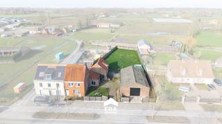 Landelijke woning met een functionele loods van 140 m² en dit op een totaal oppervlakte van 1.524 m².Woning is voorzien van modern comfort, oa...