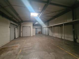 Zoning Sud de Nivelles - 300 m² warehouse<br />Warehouse with smooth concrete floor, 4-metre clearance, sectional door, lighting and sanitary facilities.<br />Three-phase power supply.<br />Office space available at the front of the site (2 x 20 m²).<br />Parking spaces available.