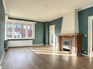 Indeling:Verdieping 0: - privatieve inkomhal- aparte berging- oprit met inpandige garage- tuin (aan de voorzijde)Verdieping 1:- inkom- /...