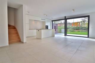 Rustig, centraal gelegen nieuwbouwwoning Ontdek deze fijne halfopen woning ingedeeld met een inkom met apart gastentoilet en de technische +...