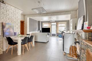 Ben je op zoek naar een ruime woning met een grote tuin en tal van mogelijkheden om naar eigen smaak te renoveren? Dan is deze halfopen bebouwing in het landelijke Erondegem zeker een bezoek waard.<br /><br />Met een perceeloppervlakte van 970 m², vier slaapkamers en een praktische indeling vormt deze woning de ideale basis voor gezinnen, investeerders of handige renovators.<br /><br />Indeling van de woning<br /><br />Gelijkvloers:<br />- Inkom<br />- Ruime leefruimte met open keuken<br />- Grote slaapkamer<br />- Badkamer met douche<br />- Berging<br /><br />Eerste verdieping:<br />- Nachthal<br />- 3 slaapkamers<br /><br />Troeven:<br />- Perceeloppervlakte van 970 m²<br />- 4 slaapkamers waarvan 1 op het gelijkvloers<br />- Ruime leefruimte met open keuken<br />- landelijke ligging<br />- Vlotte verbinding naar Aalst, Wetteren en E40<br /><br />Benieuwd naar de mogelijkheden van deze woning? <br />Contacteer ons voor meer informatie of plan vandaag nog jouw bezoek via:<br />https://albert.immo/listing/dwelling-for-sale-9420-erpe-mere-7721212