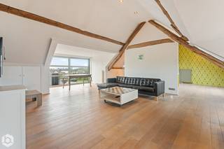 <br />Op een centrale locatie in hartje Booischot ligt dit uniek kwalitatief afgewerkte penthouse met 2 slaapkamers en dakterras. U bevindt zich hier op wandelafstand van winkels, scholen en het openbaar vervoer.<br /><br />Benieuwd naar deze unieke woning? Klik hier voor een wondermooie 3D beleving.<br /><br />We betreden het appartement op de 2de verdieping via de inkomhal, die direct toegang geeft tot de riante en bijzonder lichtrijke leefruimte. Deze biedt ruimschoots plaats voor een gezellige leefruimte en een ruime eethoek. De open keuken is prachtig geïntegreerd in het geheel. Vanuit de leefruimte heeft u via een grote raampartij toegang tot het dakterras aan de achterzijde. Hier kan u genieten van het mooie weer en unieke vergezichten. Aansluitend bevinden zich de 2 ruime slaapkamers , beide met ingemaakte kasten. Verder beschikt het appartement over een badkamer met inloopdouche, toilet, ruim bad, plaats voor wasmachine en een wastafel.<br /><br />Het appartement kent een uitstekende energieprestatie met EPC-label B (187 kWh/m²). Fietsen kunnen veilig gestald worden in de gemeenschappelijke fietsenstalling.<br /><br /><br />Dit is een unieke opportuniteit als u op zoek bent naar een uniek kwalitatief afgewerkte penthouse in hartje Booischot. Contacteer ons voor meer informatie op 0473 38 29 40 of neem een kijkje op www.boonstravastgoed.be.<br /><br />Bijzonderheden:<br />- 2 slaapkamers<br />- Energiezuinig (EPC B)<br />- Centrale locatie in hartje Booischot<br />