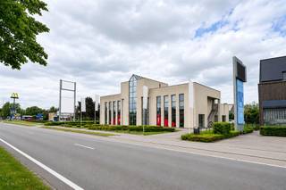 <p><span>Uitstekend gelegen opbrengsteigendom langs de Antwerpseweg te Geel, bestaande uit een commercieel handelspand en twee ruime appartementen. Dankzij deze strategische locatie geniet het eigendom van een uitzonderlijke visibiliteit, een vlotte bereikbaarheid en een sterke commerciële uitstraling. Langs de Antwerpseweg passeren dagelijks duizenden voertuigen, wat zorgt voor een uitstekende commerciële exposure en een duurzame verhuurbaarheid van zowel het handelspand als de appartementen.</span></p><p><span>Het handelspand beschikt over een totale bruikbare oppervlakte van maar liefst 465 m² en omvat momenteel een ruime open werkruimte, drie afzonderlijke kantoren, een keuken en sanitair (385 m²). Op de eerste verdieping bevindt zich bovendien nog circa 80 m² extra bruikbare ruimte die perfect kan dienen als bijkomende kantoorruimte, stockage of polyvalente invulling. De gevelbreedte van circa 26 meter biedt uitgebreide mogelijkheden voor publiciteit, branding en etalagezichtbaarheid.</span></p><p><span>De twee appartementen beschikken over een afzonderlijke ingang en bieden elk een netto bewoonbare oppervlakte van circa 122 m², exclusief een privatief terras van ongeveer 15 m². Beide appartementen hebben een identieke indeling en zijn elkaars spiegelbeeld. Van één appartement werden foto's toegevoegd ter illustratie.</span></p><p><span>Elk appartement omvat een inkomhal met gastentoilet, een ruime leefruimte met open keuken, een praktische keukenberging, een nachthal, twee ruime slaapkamers en een badkamer uitgerust met zowel een douche als een ligbad. Daarnaast beschikt elk appartement over een aangenaam terras en twee privatieve parkeerplaatsen.</span></p><p><span>Op energetisch vlak scoren beide appartementen uitstekend met een EPC-label B. Ze zijn voorzien van hoogrendementsbeglazing en een condenserende aardgasketel voor centrale verwarming, wat resulteert in een energiezuinige en comfortabele woonomgeving.</span></p><p><span>Achter het gebouw zijn bovendien privatieve parkeerplaatsen voorzien, wat een belangrijke meerwaarde vormt voor zowel de commerciële (10)  als residentiële huurders (2 per appartement).</span></p><p><span>Het eigendom is momenteel volledig verhuurd, wat dit opbrengsteigendom bijzonder interessant maakt als investering met onmiddellijk rendement. Dankzij de combinatie van een commercieel gelijkvloers en twee ruime appartementen biedt dit eigendom een aantrekkelijke mix van huurinkomsten en toekomstig potentieel.</span></p><p><span>Een unieke opportuniteit voor investeerders die op zoek zijn naar een rendabel en veelzijdig vastgoedproject op een toplocatie in Geel.</span></p><p><span>Voor meer informatie of een bezoek ter plaatse, contacteer Dupont Vastgoed - Jonas Knaepen (BIV 518 894) op 0471 91 88 46.</span></p>