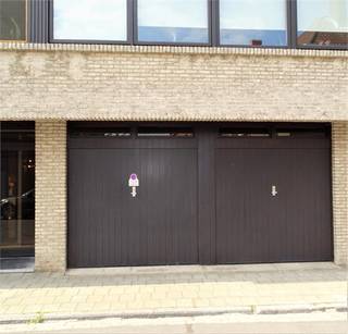 Ruim gerenoveerd lichtrijk appartement met garage gelegen op het 2de verdiep (met lift) in het centrum van Izegem. Dit appartement omvat de inkom, apart toilet, ruime woonruimte, geïnstalleerde keuken, badkamer met bad/douche, 2 slaapkamers en een kleinere kamer, washok/berging, terras en garage. Epc dateert van voor renovatie.