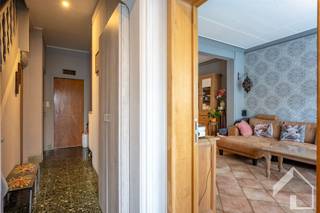 <p><span>Instapklare gezinswoning met 3 slaapkamers, garage en tuin in rustige enkelrichtingsstraat te Deurne</span></p><p><span>In een aangename enkelrichtingsstraat in Deurne bevindt zich deze ruime en verzorgde gezinswoning, waar comfort en energiezuinigheid centraal staan. Dankzij de praktische indeling en de vele lichtinval is dit een ideale woning voor gezinnen die op zoek zijn naar ruimte en rust, met alle voorzieningen binnen handbereik.</span></p><p><span>Via de inkomhal met ingemaakte kasten en apart gastentoilet betreedt u de woning. De ruime leefruimte baadt in natuurlijk licht en is uitgerust met airconditioning, wat zorgt voor extra comfort tijdens warme dagen. Aansluitend vindt u de volledig uitgeruste keuken, die dankzij haar functionele inrichting perfect inspeelt op het dagelijkse gezinsleven. Vanuit de keuken heeft u directe toegang tot de tuin, wat zorgt voor een vlotte verbinding tussen binnen en buiten. De praktische bijkeuken biedt extra bergruimte en gebruiksgemak.</span></p><p><span>Op de eerste verdieping bevinden zich drie slaapkamers, waarvan twee ruime en één kleinere kamer die perfect kan dienen als kinderkamer, bureau of dressing. De badkamer is modern ingericht met een inloopdouche, wastafel, toilet en ventilatiesysteem.</span></p><p><span>De woning beschikt bovendien over een ruime kelder en een zeer grote garage met automatische poort, ideaal voor wie nood heeft aan extra opslagruimte of een hobbyruimte. De oprit voor de woning biedt bijkomende parkeergelegenheid.</span></p><p><span>Op technisch vlak scoort deze woning eveneens sterk: de voor- en achtergevel werden geïsoleerd, er is dubbele beglazing, verwarming via radiatoren op gas, airco in de leefruimte en maar liefst 8 zonnepanelen. Dit alles resulteert in een gunstige EPC-score C.</span></p><p><span>De ligging is een absolute troef. Gelegen in een rustige straat, maar toch nabij winkels, scholen, openbaar vervoer en belangrijke invalswegen richting Antwerpen en omliggende gemeenten. Hier woont u comfortabel in een aangename woonomgeving met een vlotte bereikbaarheid.</span></p><p><span>Een ideale opportuniteit voor wie op zoek is naar een ruime, energiezuinige woning op een goede locatie in Deurne.</span></p><p><span>Plan je graag een bezoek? 0492/39.16.32 (Jelle) |  info@immomk.be - ook voor een correcte waardebepaling kan u bij ons terecht.</span><span> </span></p><p><span> </span></p>