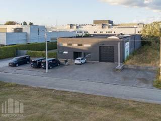 Veelzijdig bedrijfsgebouw te koop bestaande uit een magazijnruimte en kantoren. Dit gebouw bevindt zich op een gunstige locatie, op slechts 7 km van de E40 op- en afrit 19 Aalst. Deze locatie biedt vlotte verbindingen naar Gent, Brussel en omliggende regio’s zoals Dendermonde, Lede en Opwijk.<br /><br />Het bedrijfspand is gelegen op een zeer ruim perceel van 3.100 m² wat zorgt voor ruime parkeer- en manoeuvreerruimte. Het magazijn heeft een oppervlakte van 625 m² met een hoogte van ca. 6 meter. Daarnaast is de loods uitgerust met een sectionale poort, polybetonvloer en lichtstraat met rookluik. De kantoorruimte van 215 m² heeft een modern en industriële look en betreft een open space met afzonderlijke burelen en sanitaire voorziening. Aansluitend bevindt zich op de site een vergunde woonst van 140 m², die desgewenst kan worden ingericht als kantoorruimte.<br /><br />Heeft u interesse of wenst u graag meer details over dit aanbod? Neem contact op met Gill PANORAMA B2B voor meer info, plannen of een vrijblijvend plaatsbezoek via 0477 06 30 30.