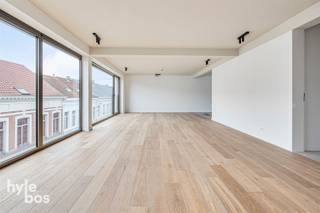 Dit uitzonderlijk penthouse beslaat de bovenste twee verdiepingen van een stijlvol en hedendaags gebouw in het centrum van de stad en biedt...