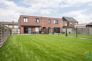 <div>
<div>
<div>
<section>
<div>
<div>
<div>
<div>
<div>
<div>
<p>Deze energiezuinige en hoogwaardig afgewerkte halfopen nieuwbouwwoning combineert modern wooncomfort met een uitstekende ligging. Rustig gelegen, maar met vlotte verbinding via de R4 en E34 richting Gent, Antwerpen en Nederland.</p>
<p>De woning beschikt over een lichtrijke leefruimte met grote raampartijen en een open, volledig ingerichte keuken voorzien van kwalitatieve AEG-toestellen, een keramisch werkblad en maatkasten. Dankzij de grote glaspartijen geniet u de hele dag van een aangename lichtinval.</p>
<p>Verder omvat de woning 3 volwaardige slaapkamers en een stijlvolle badkamer met ligbad, dubbele lavabo en ruime inloopdouche en 2 ruime bergingen.</p>
<p>Buiten geniet u van een zuidgerichte tuin met ruim terras, uitgerust met een luifel met geïntegreerde verlichting. Extra troef is een garden house van maar liefst 35 m².</p>
<p>Deze woning werd uitgerust met de nieuwste technieken en duurzame voorzieningen:</p>
<ul>
<li>EPC: -8 (bijna-energieneutraal)</li>
<li>18 zonnepanelen (ca. 7.000 kWh)</li>
<li>Slimme laadpaal</li>
<li>Vloerverwarming én koeling</li>
<li>Ventilatiesysteem C+</li>
<li>Hoogrendementsglas met screens en zonnewerend glas</li>
<li>Regenwaterput van 5.000 liter</li>
<li>Alarminstallatie</li>
<li>Op maat gemaakte kasten</li>
</ul>
<p>Een instapklare woning waar luxe, energiezuinigheid en comfort perfect samenkomen.</p>
<p>Interesse? Neem contact op met Simon Coens via 0478/206.774 of simon@cornelis-goeman.be, of via de website van Cornelis & Goeman. Wij ontvangen u graag voor een persoonlijke rondleiding.</p>
</div>
</div>
</div>
</div>
<div></div>
<div>
<div></div>
</div>
</div>
</div>
</section>
<div></div>
</div>
</div>
</div>
<div></div>