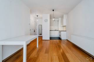 <p>Tel: 0456 12 69 37 / E-mail: kilian.f@weinvest.be</p>
<p>We Invest is trots om u dit prachtige 1-slaapkamerappartement aan te bieden, gelegen op de eerste verdieping van een gebouw met lift, op 10 Place Jean Jacobs. Het bestaat uit een ruime inkomhal, een apart toilet, een volledig uitgeruste open keuken die aansluit op de leefruimte, een slaapkamer van 10 m² met aangrenzende badkamer, evenals een balkon van 3 m².</p>
<p>Optioneel is er een parkeerplaats beschikbaar, die aan uw huur kan worden toegevoegd tegen een extra maandelijkse vergoeding.</p>
<p>Het appartement geniet van een uitzonderlijke ligging, op slechts enkele stappen van de Louizalaan en het Poelaertplein. U bevindt zich ook in de onmiddellijke nabijheid van de Zavel, een iconische wijk van Brussel, bekend om zijn antiquairs, kunstgalerijen en gastronomische adressen. De omgeving biedt vlotte toegang tot het openbaar vervoer (tram en metro Louise), tal van kwaliteitswinkels, evenals trendy restaurants en cafés.</p>
<p>Huurprijs: €1.100/maand<br />Kosten: €180/maand (provisie voor het onderhoud van de gemeenschappelijke delen)<br />EPC: E</p>
<p>Onmiddellijk beschikbaar! 3-jarig huurcontract!</p>
<p>Niet te missen! Voor meer exclusieve panden, bezoek www.weinvest.be!</p>