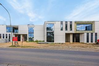 Op de knappe site 'Trudopark' te Sint-Truiden wordt dit bedrijfsgebouw te koop aangeboden.<br /><br />In totaal zijn er nog vijf eenheden te koop, met tal van mogelijkheden en invullingen. Bel ons voor meer info en het bespreken van uw ondernemersdroom!<br /><br />Deze combinatie van units 5 en 7, heeft een oppervlakte van 825 m² op het gelijkvloers, met op de verdieping nog een mezzanine van 119 m². Ideaal voor het creëren van extra opslagruimte, bureelruimte, showroom, ... . De bedrijfsruimte wordt casco afgewerkt maar kan in overleg met de verkoper nog verder worden afgewerkt naar eigen wensen en noden.<br /><br />Deze bedrijfshal heeft een vrije hoogte van maar liefst 9 m en is bereikbaar via één van de twee geïsoleerde sectionaalpoorten. Ook is er veel natuurlijke lichtinval door de vele ramen en uiteraard de vier lichtstraten, waardoor het binnen aangenaam werken wordt.<br /><br />Heeft dit pand je interesse gewekt? Aarzel niet om contact op te nemen voor meer info of een bezoek ter plaatse!