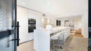 Mooi appartement nabij de Dumortierlaan en het Lichttorenplein!Dit stijlvol gelijkvloers appartement werd volledig vernieuwd met hoogwaardige...