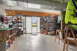<strong>Handelpand van 246m² te koop in Meerhout</strong><br /><br />Op een strategische ligging in het centrum van Meerhout, vinden we dit handelspand. Dankzij de uitstekende zichtbaarheid en passage is dit een ideale locatie voor kantoren, diensten of detailhandel. Alle voorzieningen zoals winkels, horeca, scholen en openbaar vervoer bevinden zich op wandelafstand.<br /><br />Bij het betreden van het handelspand kom je terecht in een ruime toonzaal met aan de inkom een afzonderlijke bureauruimte met berging. Verder bevindt zich nog een grote, multifunctionele ruimte die volledig naar eigen wens kan worden ingericht. Aan de achterzijde van het pand is een automatische garagepoort aanwezig, bereikbaar via de Molenstraat. Deze biedt een praktische toegang voor leveringen en laden en lossen.<br /><br />De centrale verwarming werkt op aardgas. Bovendien beschikt het pand over een gunstig EPC met energielabel B.<br /><br />Kortom, dit handelspand biedt een mooie kans voor wie op zoek is naar een commercieel pand op een centrale ligging in Meerhout. Dankzij de ruime indeling, de praktische achtertoegang en de gunstige ligging vormt dit pand de ideale uitvalsbasis voor diverse handelsactiviteiten.<br /><br />Spreekt dit handelspand jullie aan? Contacteer ons via info@bosmanvastgoed.be voor meer info of een bezoek ter plaatse. Wij helpen jullie graag verder!