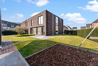 BERLARE - Gelegen in een rustige, residentiële wijk in Berlare bevindt zich deze recente en energiezuinige woning, afgewerkt met...