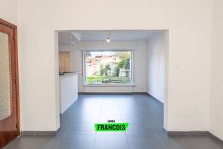 Bent u op zoek naar een instapklare woning op een centrale ligging? Dan is deze charmante woning langs de Moerkerkse Steenweg in Sint-Kruis zeker een bezoek waard. De woning werd grondig gerenoveerd in 2014 en combineert hedendaags wooncomfort met een praktische indeling. Bovendien beschikt de woning over een gunstig EPC-label B en een conforme elektrische installatie.<br /><br />Bij het binnenkomen komt u terecht in de inkomhal die toegang biedt tot de gezellige leefruimte en eetplaats. Aansluitend bevindt zich de functionele keuken. Verder vindt u op het gelijkvloers een gastentoilet, een handige kelder en toegang tot de aangename tuin. Achteraan beschikt de woning over een garage, een absolute meerwaarde op deze centrale locatie.<br /><br />Op de eerste verdieping bevinden zich twee ruime slaapkamers en een verzorgde badkamer uitgerust met een moderne inloopdouche.<br /><br />De tweede verdieping biedt plaats aan een derde slaapkamer en een technische ruimte die tevens kan dienen als extra bergruimte.<br /><br />Dankzij de combinatie van ruimte, comfort en een centrale ligging biedt deze woning alles wat u nodig heeft voor aangenaam wonen. Een ideale opportuniteit voor wie op zoek is naar een instapklare gezinswoning met garage in Sint-Kruis.<br /><br />Interesse? Contacteer Demetrio voor een bezoek via demetrio@immofrancois.be<br /><br /> of 0474 90 37 80.<br /><br />