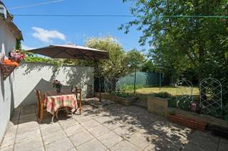 Single-family home with 4 bedrooms within walking distance of Denderleeuw train station. Ideal for a family who wants to have everything within walking distance.<br /><br />The entrance hall provides access to the pleasant living area, a separate kitchen equipped with the necessary appliances, and a storage room. On the ground floor, there is also a bathroom with a bathtub and washbasin.<br />The property features a beautiful garden with a large terrace.<br /><br />On the first floor, there are 3 spacious bedrooms, as well as a fixed staircase leading to the fourth large bedroom (29 m²) with an adjoining attic space.<br /><br />A second entrance providing access to the garden is certainly an asset. In addition, there is a veranda with storage space.