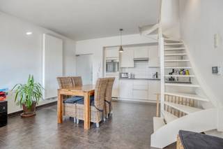 Dit recent huis combineert een uitstekende bereikbaarheid met modern wooncomfort. Dankzij de strategische ligging net buiten de stadsring bevindt u zich op wandelafstand van scholen, winkels en het openbaar vervoer. Bovendien biedt dit vastgoed in Brugge een vlotte verbinding met de belangrijkste uitvalswegen. Het huis valt op door de overvloedige natuurlijke lichtinval en het gezellige, zonnige terras waar u in alle rust kunt ontspannen.<br /><br />Indeling:<br /><br />Gelijkvloers:<br />- Inkomhal<br />- Praktische berging met aansluiting voor een wasmachine<br />- Afzonderlijk toilet<br />- Ruime en lichtrijke leefruimte <br />- Open keuken, uitgerust met een keramische kookplaat, dampkap, vaatwasser, spoelbak, oven en koelkast<br /><br />Exterieur: <br />- Zonnig terras<br /><br />Eerste verdieping:<br />- Eerste slaapkamer (8m²)<br />- Badkamer voorzien van een toilet, douche en dubbel wastafelmeubel<br />- Tweede slaapkamer (13m²)<br /><br />Tweede verdieping:<br />- Derde slaapkamer (16m²)<br />- Vierde slaapkamer (12,5m²)<br /><br />Neem vandaag nog contact op met ons kantoor voor meer informatie over dit aanbod te koop in Brugge.<br /><br />Bestuursmaatregelen in het maatregelenregister: nee