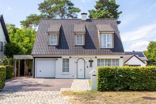 Locatie:<br />Op zoek naar een charmante en energie-zuinige woning met ruimte, leuke tuin én een topligging? Welkom in het gegeerde Hertebos, een rustige en groene wijk op wandel- en fietsafstand van het bruisende centrum van ’s Gravenwezel.<br /><br />Indeling:<br />Deze ideale gezinswoning op een perceel van 560m² biedt alle troeven voor wie houdt van comfortabel wonen. Je komt toe in de leuke voortuin, met een praktische oprit voor enkele wagens. <br />Op het gelijkvloers verwelkomt een ruime inkomhal je, met aansluitend een kleine kamer die als bureau kan dienen, een gastentoilet, een praktische garage met wasplaats, een gezellige en lichtrijke leefruimte op parket en een functionele keuken met eetplaats en zicht op de tuin. <br />Achteraan vind je een royale aangebouwde veranda en buiten kan je in alle rust genieten van een leuke tuin met een ruim tuinhuis met overdekt terras én jacuzzi — ideaal voor wie houdt van buitenleven in alle seizoenen. <br /><br />Op de eerste verdieping bereiken we 3 slaapkamers via een ruime overloop, de moderne badkamer met inloopdouche, dubbele lavabo en toilet, en toegang tot een grote zolderberging, perfect als extra opslagruimte.<br /><br />Belangrijkste troeven:<br />Gunstige ligging in top-buurt, met goede bereikbaarheid.<br />Super leuke tuin waar je in alle rust kan genieten.<br />Solide woning, technisch volledig in orde en in goede staat van onderhoud.<br /><br />Bijzonderheden: <br />Gunstige EPC score van 187 kWh/m²<br />Zonnepanelen aanwezig (2023 geplaatst)<br />Elektriciteit conform, Asbestvrij<br />Dak volledig vernieuwd in 2016<br />Cv op gas gas (condensatieketel 3 jaar geleden geplaatst)