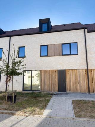 ENERGIEZUINIGE NIEUWBOUWWONINGDe lichtrijke, instapklare nieuwbouwwoning biedt alle comfort voor een zorgeloos woongenot en ligt in de directe...