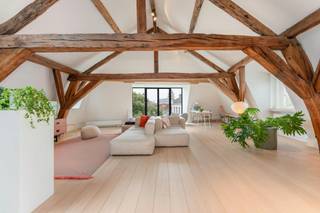 Profitez de l'occasion pour louer dans un emplacement privilégié dans le cœur historique de Bruges. Ce penthouse exceptionnel avec trois chambres...