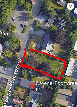 Zeer mooi gelegen stuk bouwgrond voor open bebouwing in zeer gegeerde buurt. 920 m2 . In alle rust en toch vlakbij scholen, station Brugge...