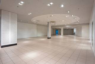 Op de meest commerciële ligging in het centrum van Kapellen, in de Shopping Promenade, kan u deze zeer ruime showroom/handelsruimte terugvinden. Gelegen tussen Apotheek Herman en Jacobs Concept Store, ligt dit pand met grote etalage vlakbij de inkom van de Promenade. De bruikbare oppervlakte bedraagt 320m² en omvat, naast de eigenlijke handelsruimte, ook een handig magazijn (bereikbaar via de Stationsstraat), een toilet en een keuken. De huurprijs bedraagt 150/m² exclusief kosten. Dankzij de goede ligging is er gegarandeerd een grote passage van de bezoekers van de Promenade. Wenst u meer informatie en/of een bezichtiging?
Contacteer ons 03/568.03.03 of info@vastgoed03.be.