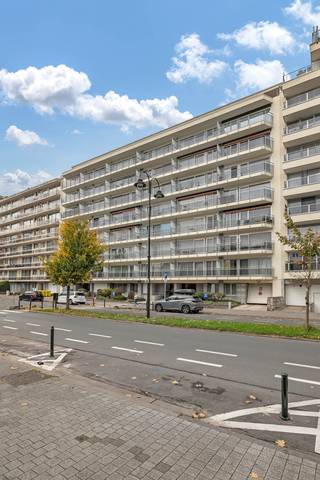 Voor meer info of bezoek, bel 02/884.23.23 - In Sint-Jans-Molenbeek, dicht bij openbaar vervoer en winkels, vindt u dit<strong> instapklaar 3-slaapkamerappartement </strong>van <strong>109m² </strong>met<strong> 2 terrassen </strong>gelegen op de 7de en bovenste verdieping. Het appartement bestaat uit een inkomhal, een lichtrijke woonkamer die leidt naar een terras van 8m² , een aparte keuken, een nachthal, 3 slaapkamers met een tweede terras, een badkamer en een apart toilet. Bij het appartement hoort ook een <strong>kelder</strong> en een <strong>ondergrondse garage </strong>(extra aan te kopen voor 26.000€)