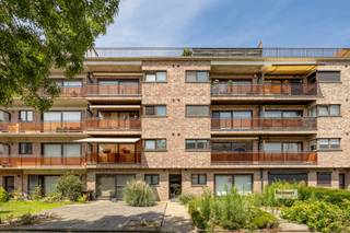<p><span>Bent u op zoek naar een instapklaar appartement waar u zonder zorgen uw intrek kan nemen? Dan is dit prachtig gerenoveerde appartement op de eerste verdieping aan de Ridder Walter van Havrelaan 114 precies wat u zoekt!</span></p><p><span>Het appartement verwelkomt u met een lichtrijke leefruimte, een volledig uitgeruste keuken, twee volwaardige slaapkamers, een verzorgde badkamer en maar liefst twee zonnige terrassen. Bovendien beschikt u over een private ondergrondse garagebox, een absolute meerwaarde.</span></p><p><span>Ook op technisch vlak zit u goed: met een EPC-label B en een conforme elektrische installatie geniet u van een energiezuinige en comfortabele woonst.</span></p><p><span>De centrale ligging biedt een uitstekende bereikbaarheid richting Antwerpen en de omliggende gemeenten, met winkels, scholen en openbaar vervoer op korte afstand.</span></p><p><span>Een ideaal appartement voor starters, koppels, alleenstaanden én investeerders. Boek uw bezoek en laat u verrassen door de vele troeven van dit appartement!</span></p>