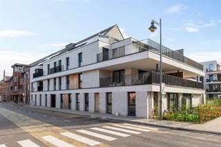 <p><span>Luxe penthouse met tijdelijke actie maatkasten</span></p><p><span> </span></p><p><span>Luxe dakappartement op centrale locatie te Hoogstraten</span></p><p><span>In het stijlvolle nieuwbouwproject Bloemenhof bevindt zich dit penthouse dakappartement met lichte leefruimtes, ruime terrassen en drie slaapkamers.</span></p><p><span>Nu met tijdelijke actie: bij aankoop van dit luxe appartement krijgt u maatwerk kasten gratis, een voordeel van ca 30.000 euro!</span></p><p><span> </span></p><p><span>Indeling</span></p><p><span>U betreedt het appartement rechtstreeks vanuit de lift of middels de trap tot in de inkomhal met gastentoilet en ruimte voor vestiaire, vervolgens betreedt u de ruime en lichte leefruimte met eetkamergedeelte, zitkamer en half open keuken met toegang tot de terrassen. Vanuit de keuken ook toegang tot een ruime berging of bijkeuken.</span></p><p><span>De nachthal geeft toegang tot een technische ruimte met berging, twee slaapkamers welke als bureel en logeerkamer kunnen worden benut en een hoofdslaapkamer met dressingruimte en een ruime volledig uitgeruste badkamer.</span></p><p><span> </span></p><p><span>De terrassen zijn bijzonder ruim (ca 75 m²!) en genieten optimale zon oriëntatie en zelfs zicht op de Catharinakerk!</span></p><p><span> </span></p><p><span>Parkeren</span></p><p><span>Er zijn twee autostaanplaatsen beschikbaar in de ondergrondse parking (tegen meerprijs).</span></p><p><span> </span></p><p><span>Nieuwbouwproject het Bloemenhof is gelegen in het centrum van Hoogstraten, met alle voorzieningen op loopafstand.</span></p><p><span>Het nieuwbouwproject bestaat uit 33 appartementen, 5 woningen, een ondergrondse parkeergarage en een bovengrondse fietsenberging.</span></p><p><span>Bloemenhof is tot in de puntjes afgewerkt en houdt rekening met de hedendaagse architectuur, energienormen, maximale privacy en een aangename, groene omgeving.</span></p><p><span>De afwerking van de woongelegenheden kiest u volledig zelf conform de budgetten opgenomen in het lastenboek. Verkoopprijzen zijn exclusief belastingen.</span></p><p><span> </span></p><p><span>Meer informatie beschikbaar via ons kantoor.</span></p><p><span> </span></p>