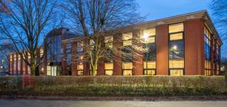 In het aantrekkelijke <strong>Riverside Business Park</strong> bevindt zich dit moderne kantoor met een totale oppervlakte van <strong>467 m²,</strong> gelegen op het gelijkvloers en uitgerust met een sectionale poort wat deze unit bijzonder geschikt maakt voor diverse professionele activiteiten en gemengd gebruik.<br /><br />Uitstekend gelegen op slechts 3 min. van de op- en afrit R0. Vlotte bereikbaarheid met het openbaar vervoer: station Brussel-Zuid op slechts 15 minuten.<br /><br />De kantoren genieten van een hoogwaardige afwerkingsgraad en zijn uitgerust met dubbele beglazing aluminium raamprofielen gedeeltelijke airconditioning tapijt verlaagde plafonds verhoogde vloeren en geïntegreerde kabelgoten wat zorgt voor een professionele en efficiënte werkomgeving. Aanvullend beschikt het gebouw over een lift een gemeenschappelijke keuken en gedeelde sanitaire voorzieningen waardoor het comfort en gebruiksgemak volledig gegarandeerd zijn.<br /><br />Het pand beschikt over 13 buitenparkeerplaatsen, een belangrijke troef voor personeel en bezoekers. Beschikbaar na akte. <br /><br />Contacteer <strong>PANORAMA B2B</strong> voor bijkomende inlichtingen of een vrijblijvend plaatsbezoek <strong>0477 09 00 09.</strong>