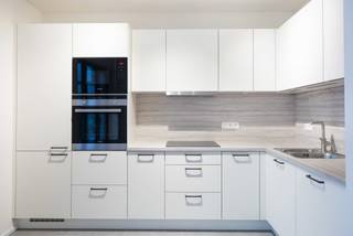 <p>Ontdek dit indrukwekkende 2-slaapkamerappartement op het gelijkvloers in het UNIQ vastgoedproject! Met een royaal oppervlakte van 104m² biedt dit appartement ruimte en comfort. De twee grote slaapkamers en twee badkamers maken het ideaal voor gezinnen of wie op zoek is naar extra ruimte. De aparte keuken en het terras van 7m² voegen extra charme en functionaliteit toe aan deze prachtige woning. Gelegen aan de Quai au Foin, geniet u van een levendige buurt en alle voorzieningen binnen handbereik. Verkoop onderhevig aan registratierechten op de grond (12,5%) en BTW op de bouw (mogelijk 6% onder voorwaarden). Mis deze kans niet! Mis deze unieke kans niet! Neem vandaag nog contact met ons op voor meer informatie en een bezichtiging.</p>